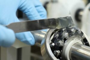 Подшипник качения со смазкой